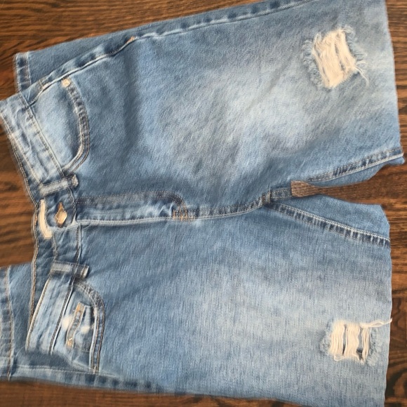 Mom Jeans from the Denim Makers Collection - Picture 2 of 3